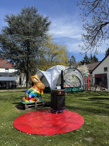 Event-Aufbau mit buntem Ballonhasen